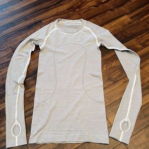 Lululemon long sleeve swiftly swift shirt
Black & white stripe size 2
Thumbholes
